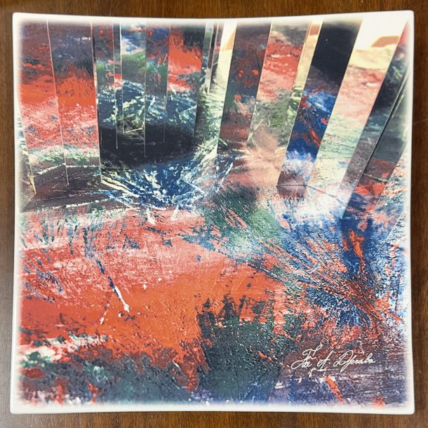 FAÉ A.DJÉRABA “CALEIDOSCOPIO” 2024 Stampa in foto ceramica ad alto fuoco su piatto quadro formato: cm.28x28 Tiratura limitata, firmata e numerata 3/5 Scatola contenitore creata dall’artista stessa come pezzo unico.