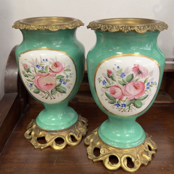 Coppia di vasi vecchia Parigi in porcellana che con base e imboccatura in bronzo XIX secolo