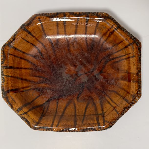 Piatto sagomato “ TACHES NOIRES” Albisola XVIII secolo Rarissimo piatto sagomato in ceramica invetriata Taches Noires con figure e tralci fioriti dipinti a pennello in argento Cm 27 x 32