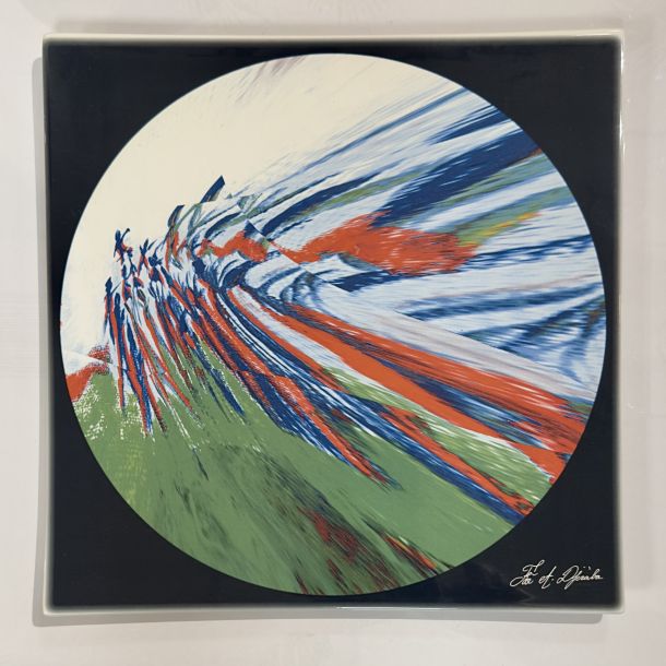 FAÉ A.DJÉRABA “LIBERTÀ” 2024 Stampa in foto ceramica ad alto fuoco su piatto quadro formato: cm.28x28 Tiratura limitata, firmata e numerata 3/5 Scatola contenitore creata dall’artista stessa come pezzo unico.