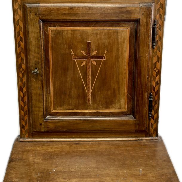 Superbo inginocchiatoio piemontese in legno con intarsi e filettature in legno preziosi, un magnifico lavoro di ebanisteria italiana.  epoca fine XVII inizio XVIII secolo