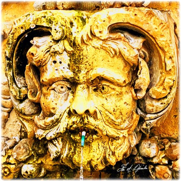 FAÉ A.DJÉRABA “Gargoyle” 2024 Stampa in foto ceramica ad alto fuoco su piatto quadro formato: cm.28x28 Tiratura limitata, firmata e numerata 3/5 Scatola contenitore creata dall’artista stessa come pezzo unico.